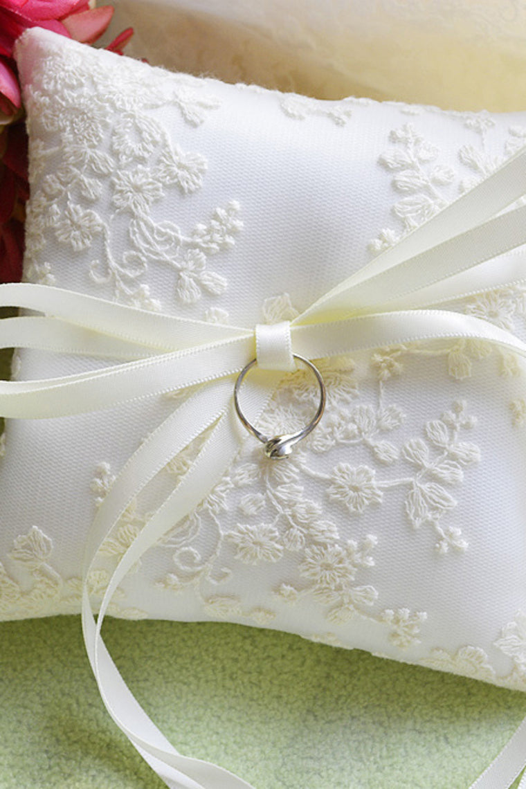 Ring Pillow In Lace With Ribbons