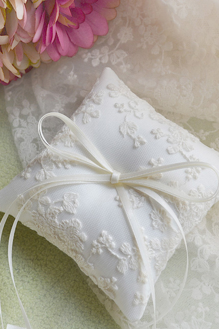 Ring Pillow In Lace With Ribbons