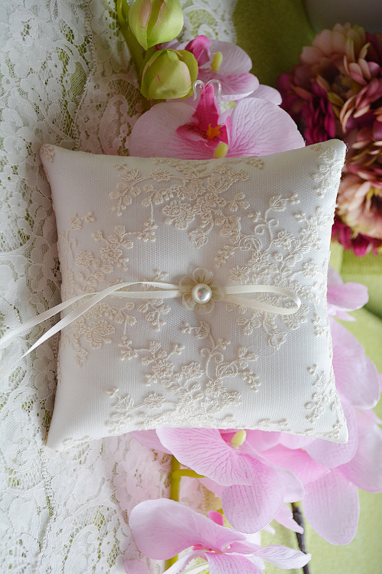 Ring Pillow In Lace With Ribbons And Pearl